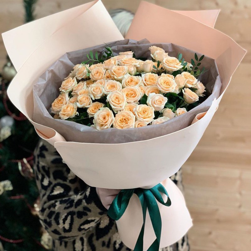 Букет из 15 веток кустовой розы